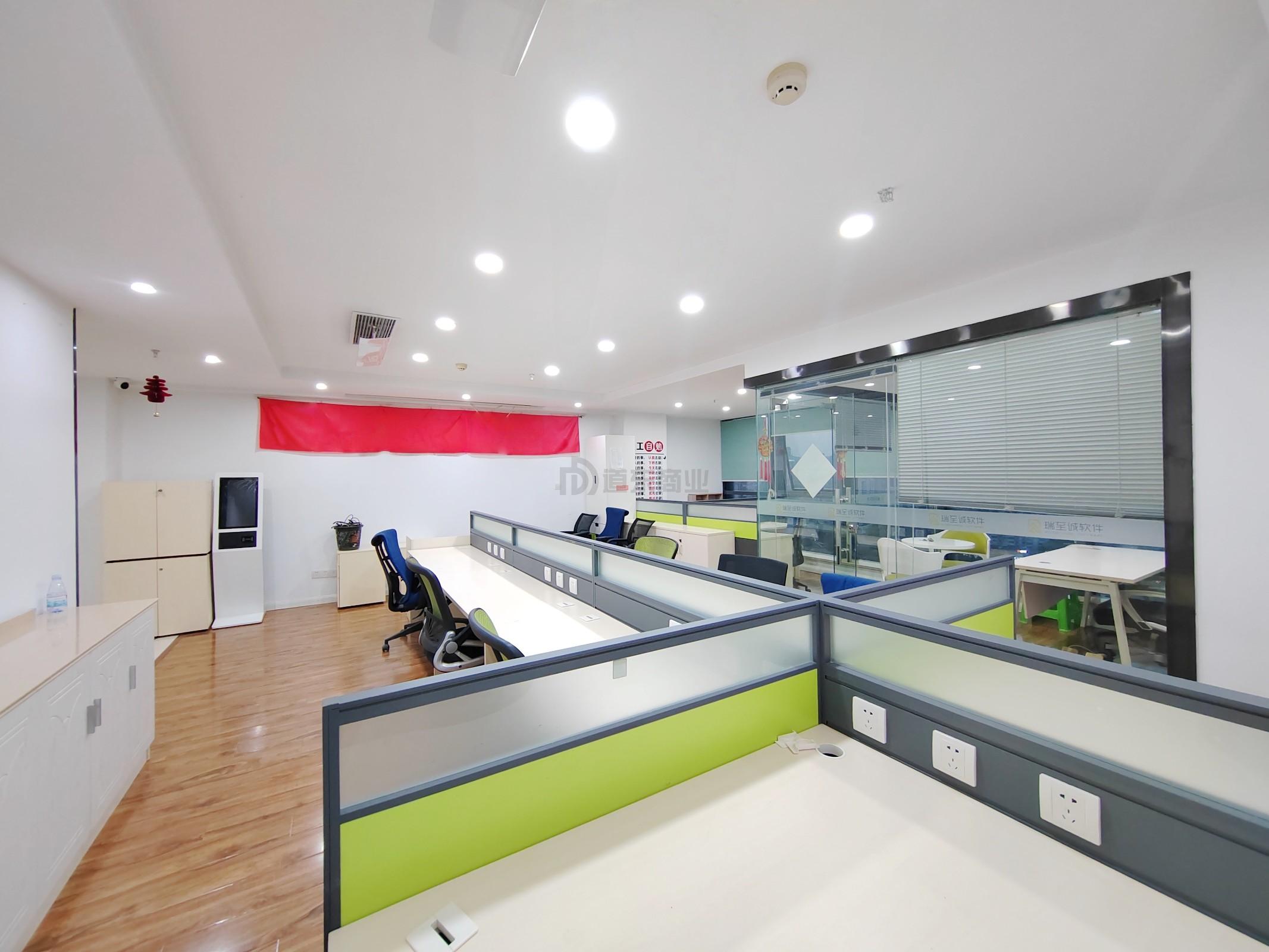 新区哥伦布广场面积100平