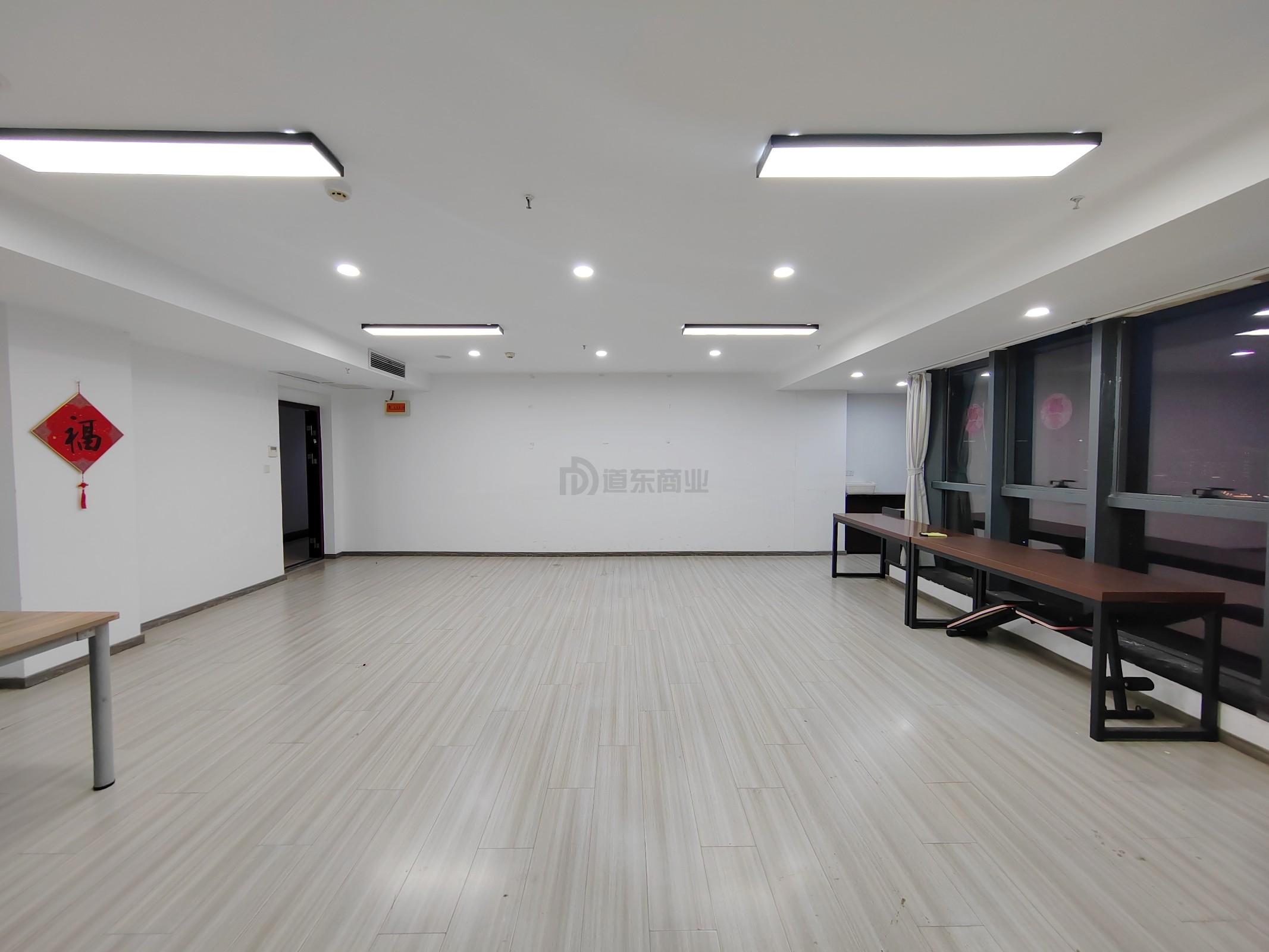 新区哥伦布广场面积100平