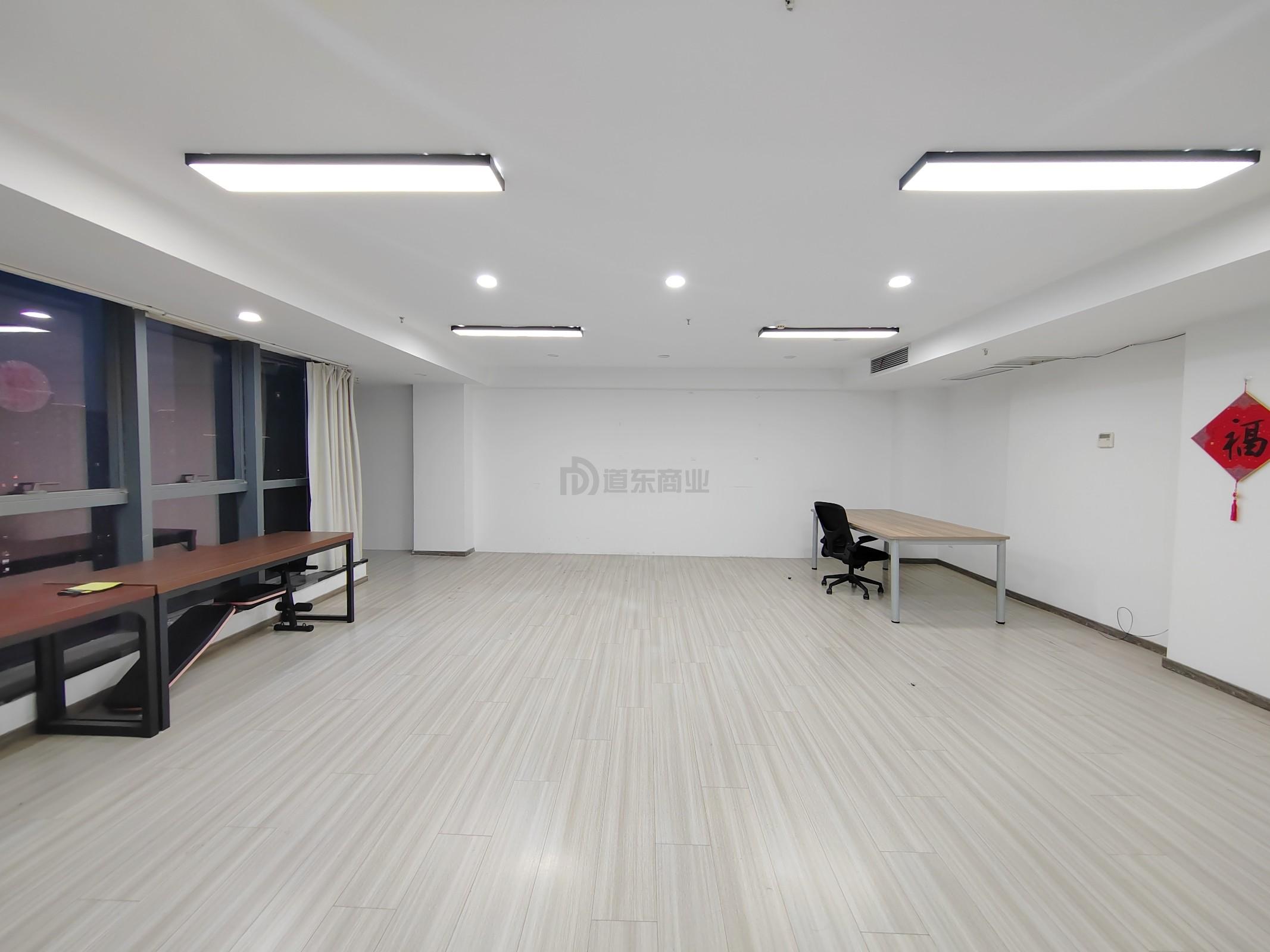 新区哥伦布广场面积100平