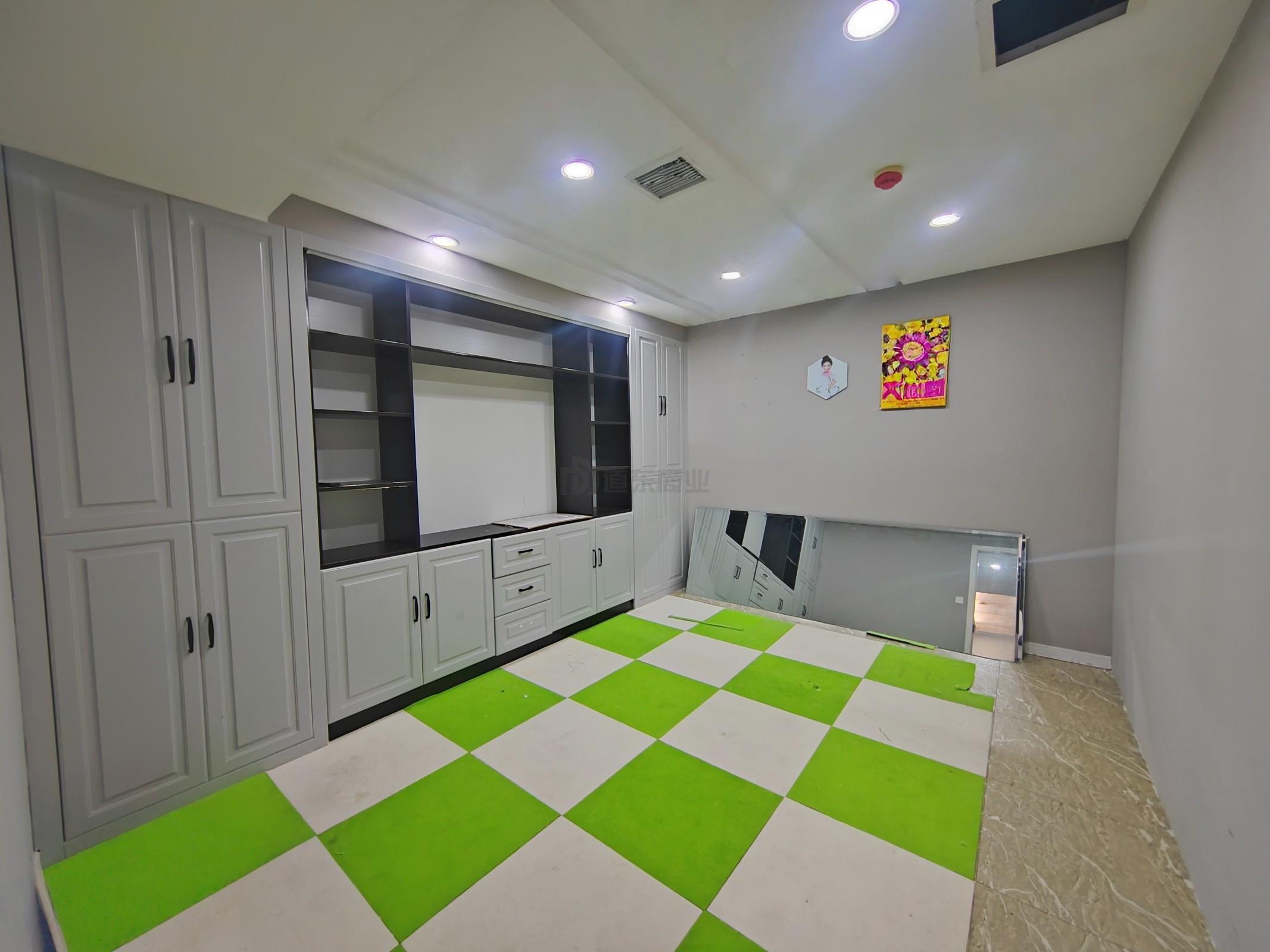 新区哥伦布广场面积150平