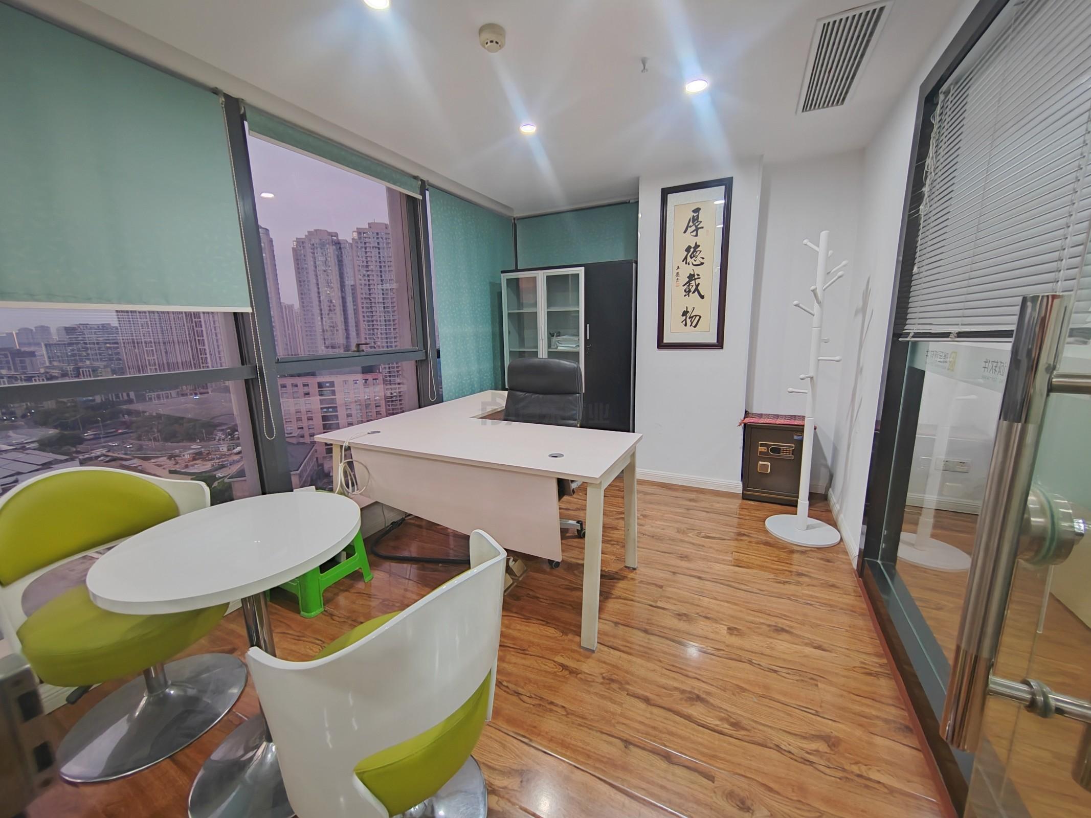 新区哥伦布广场面积100平