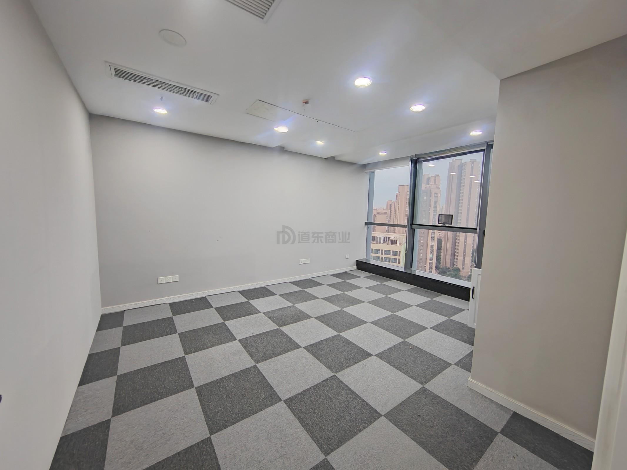 新区哥伦布广场面积150平