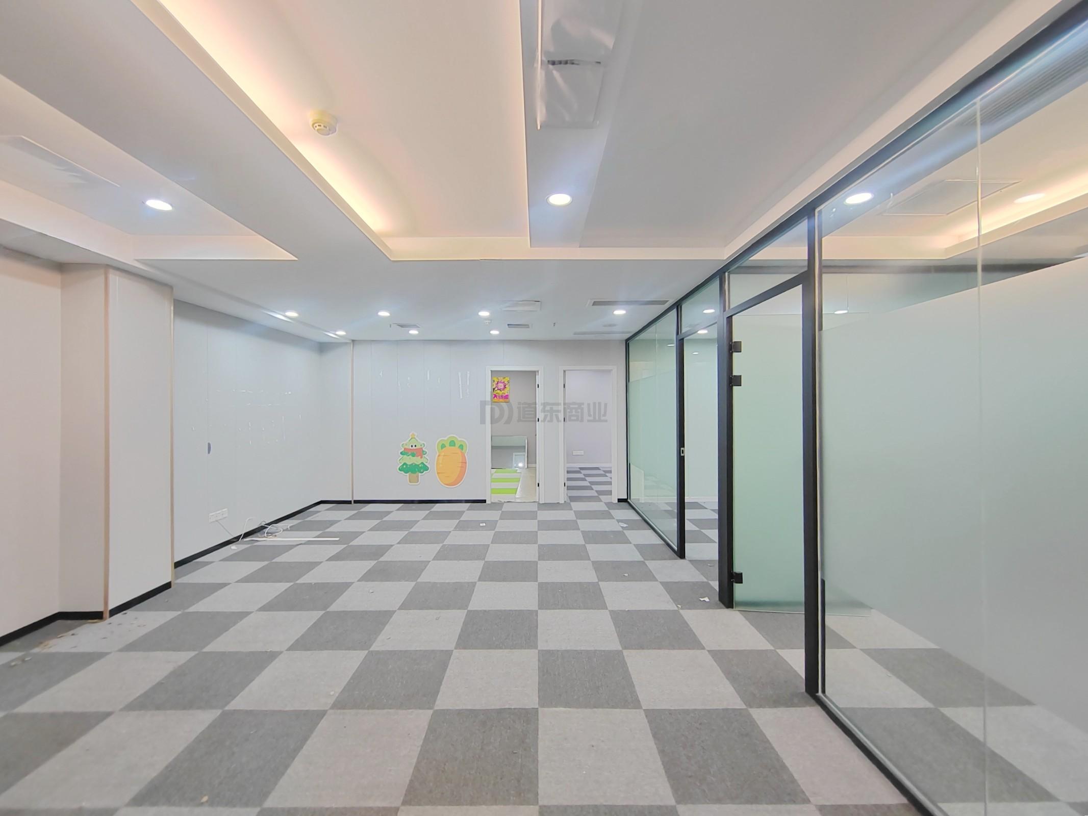 新区哥伦布广场面积150平