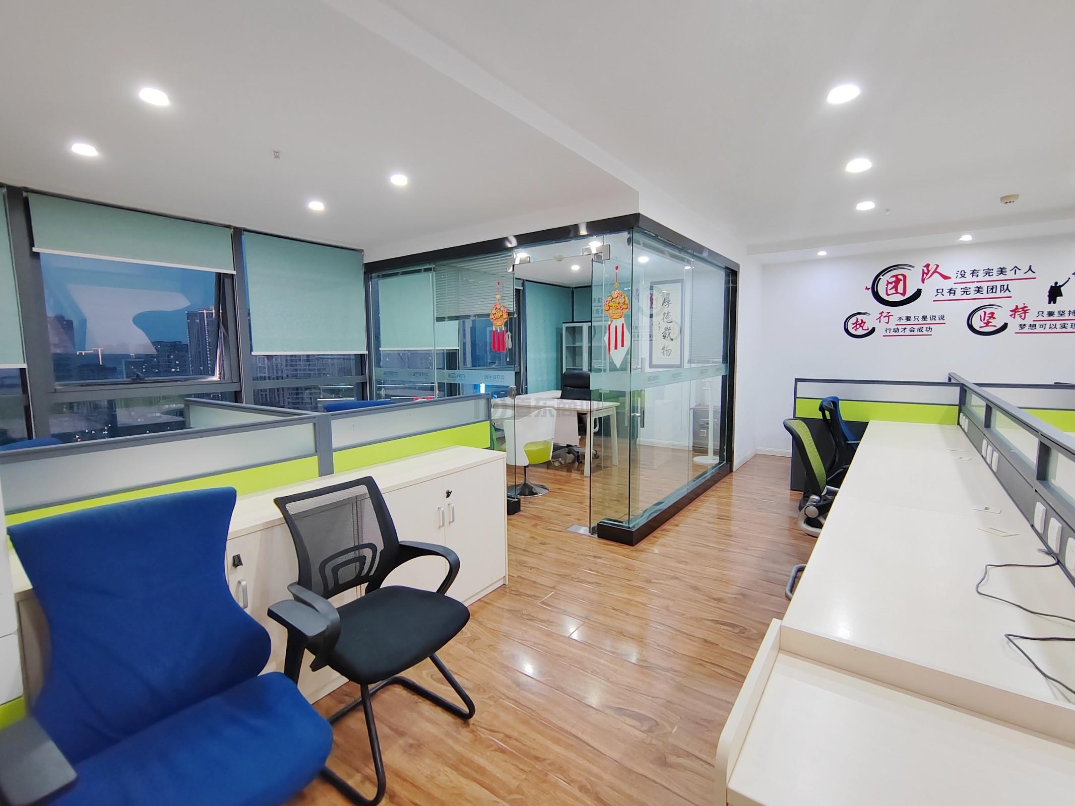 新区哥伦布广场面积100平