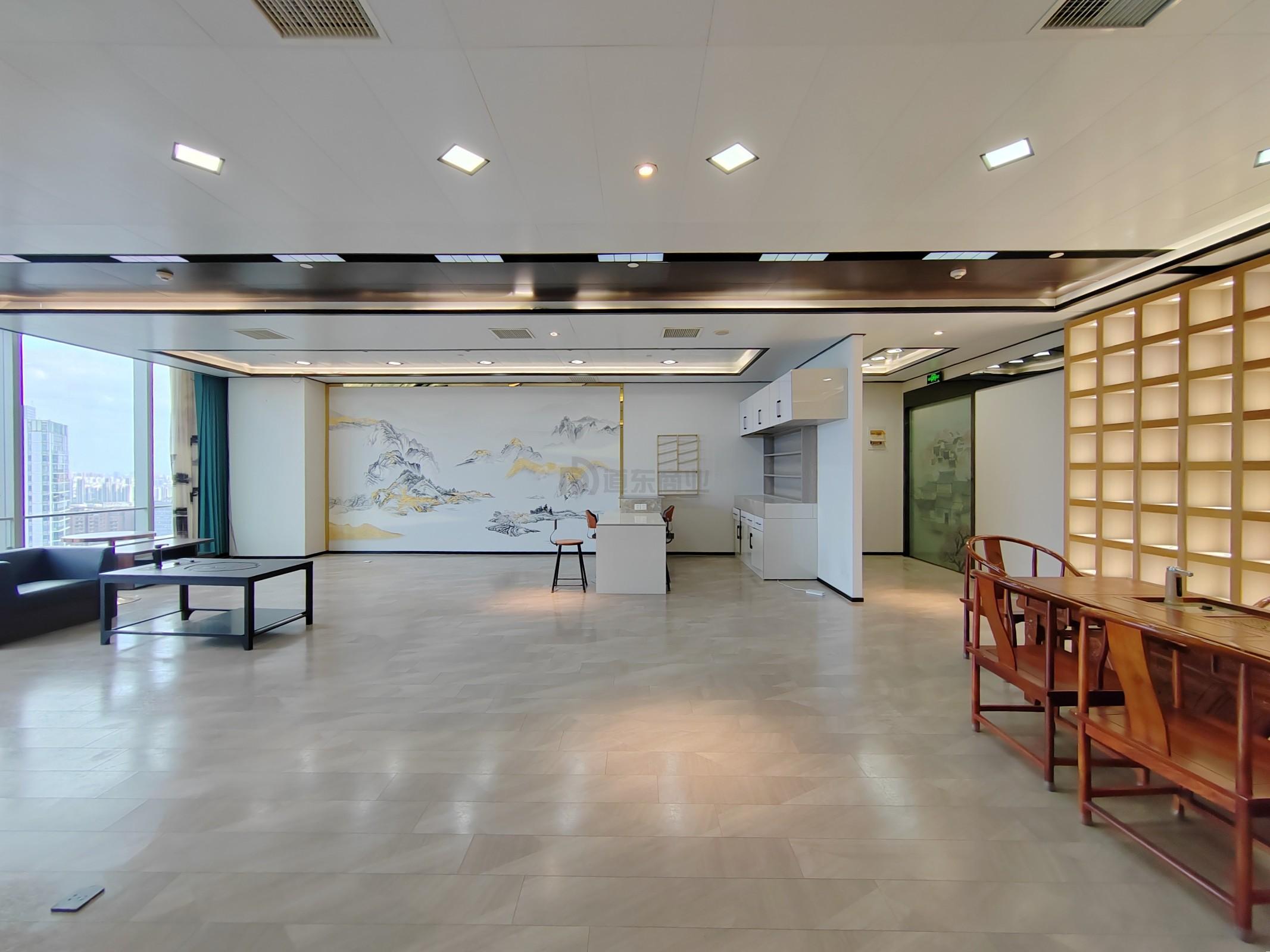 国金中心面积165平