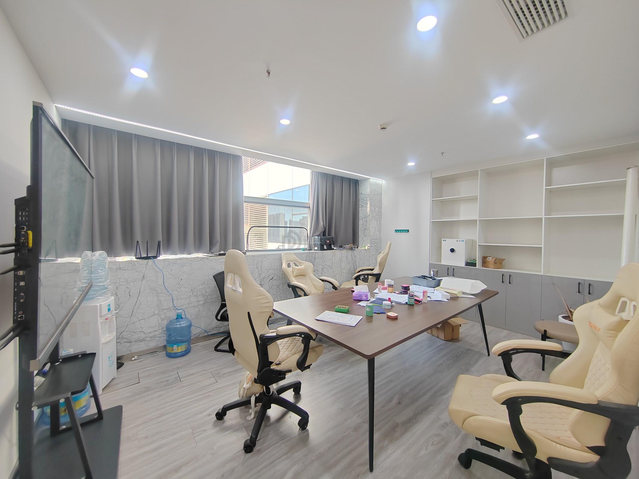 华仁凤凰城面积300平