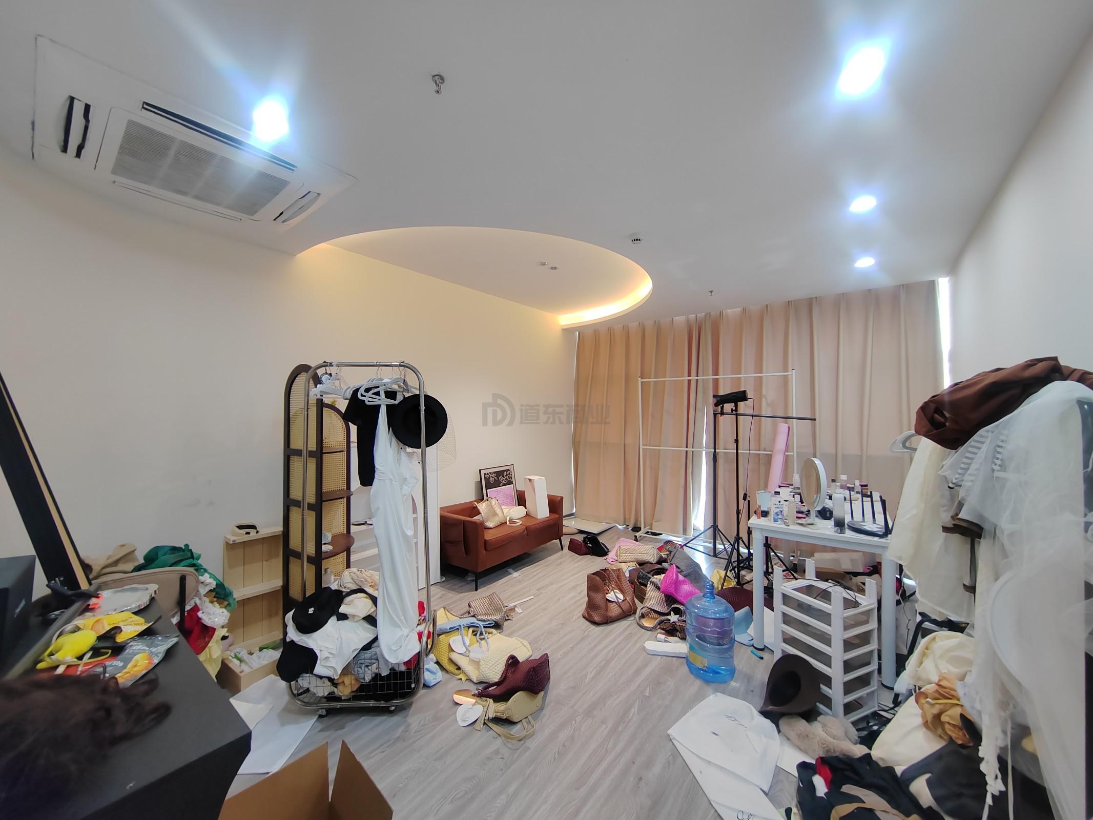 华仁凤凰城面积300平