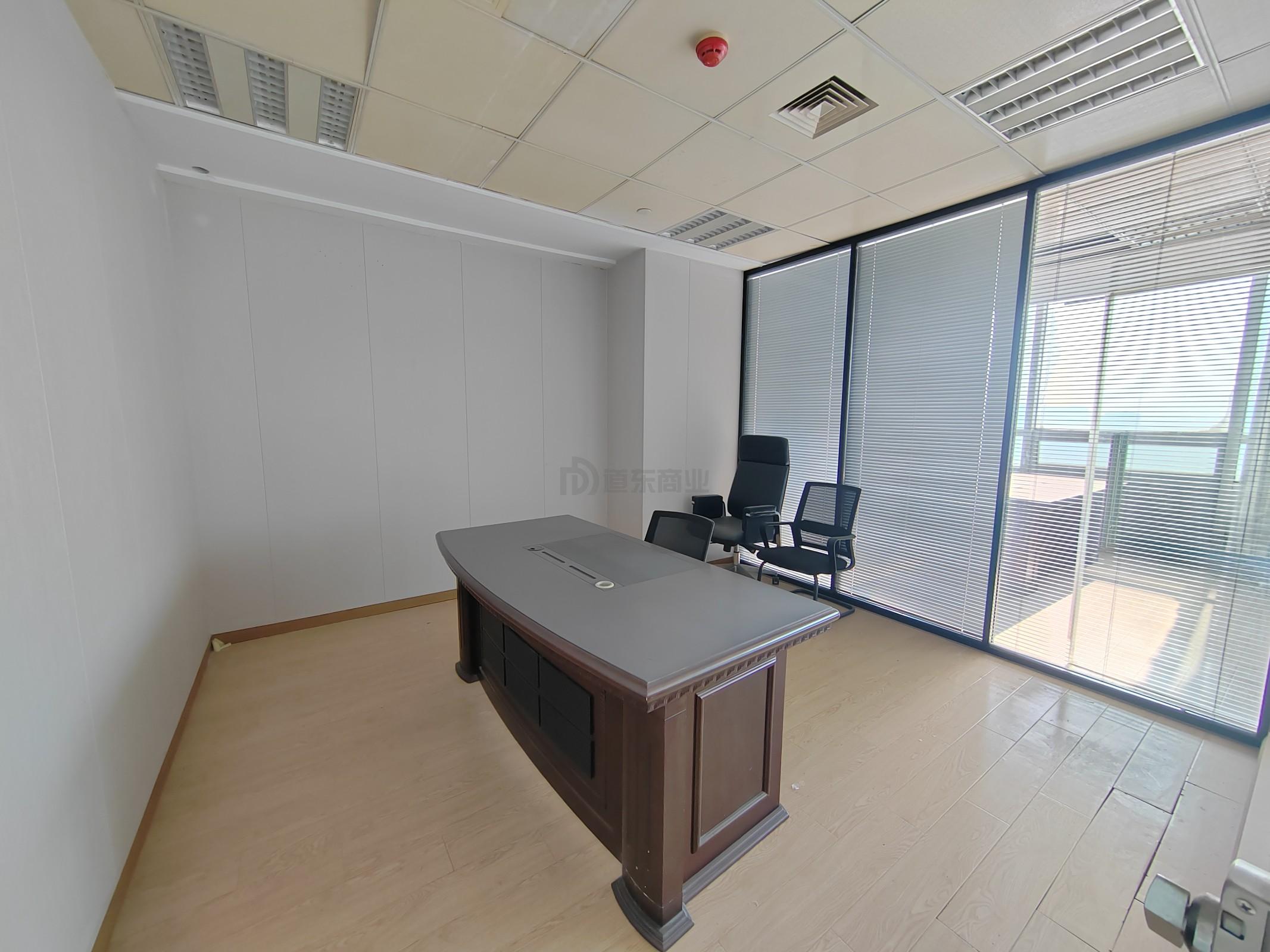 润华国际大厦面积220平