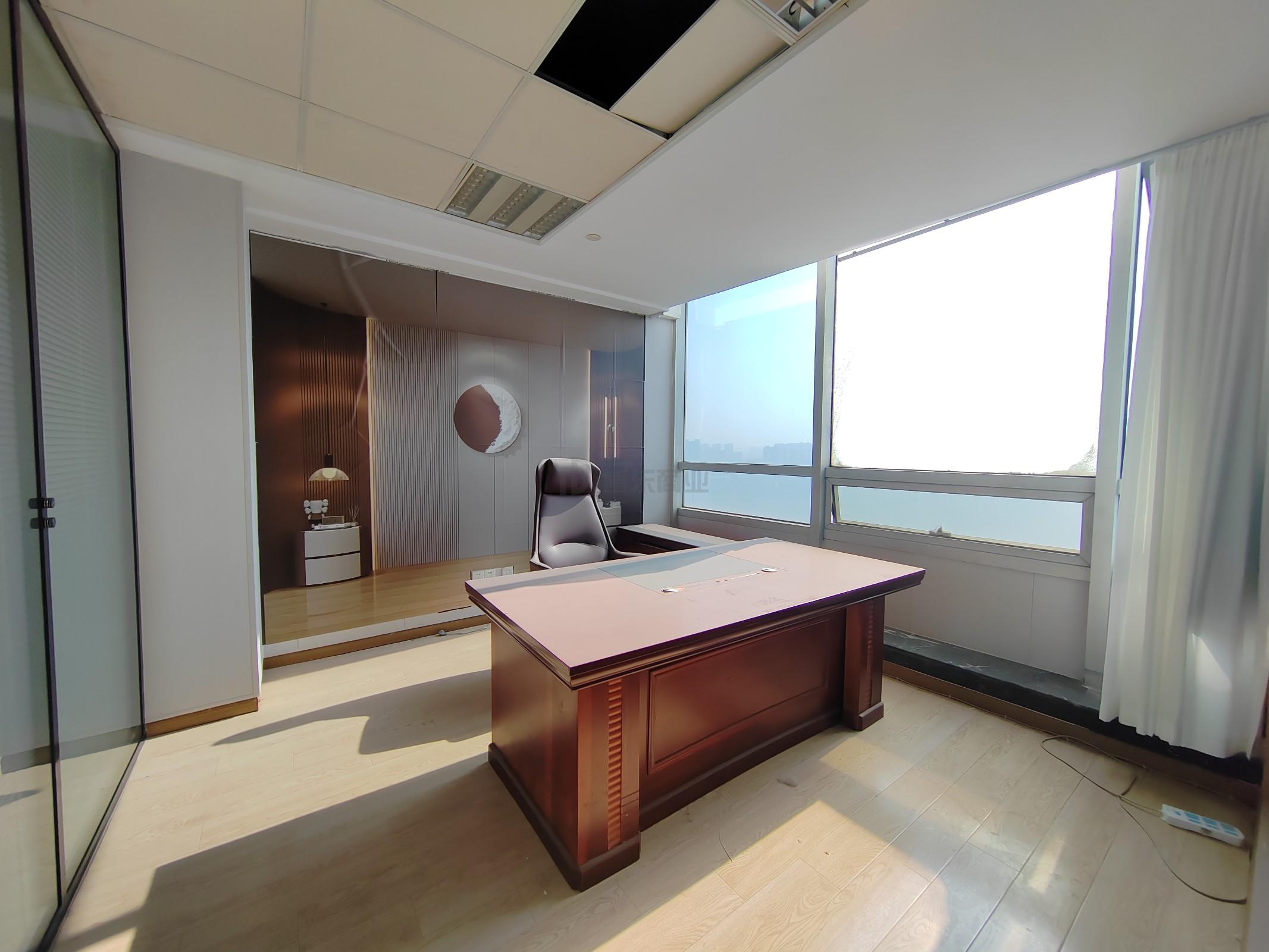 润华国际大厦面积220平