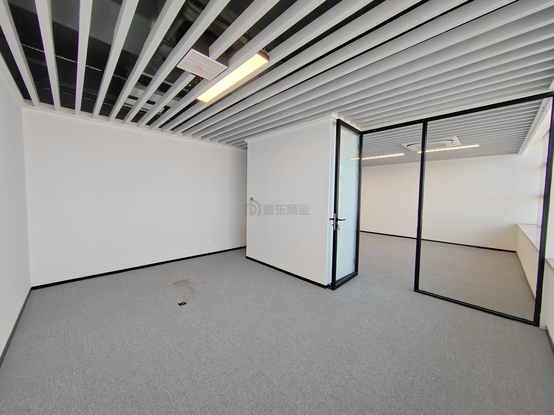 润华国际大厦面积215平