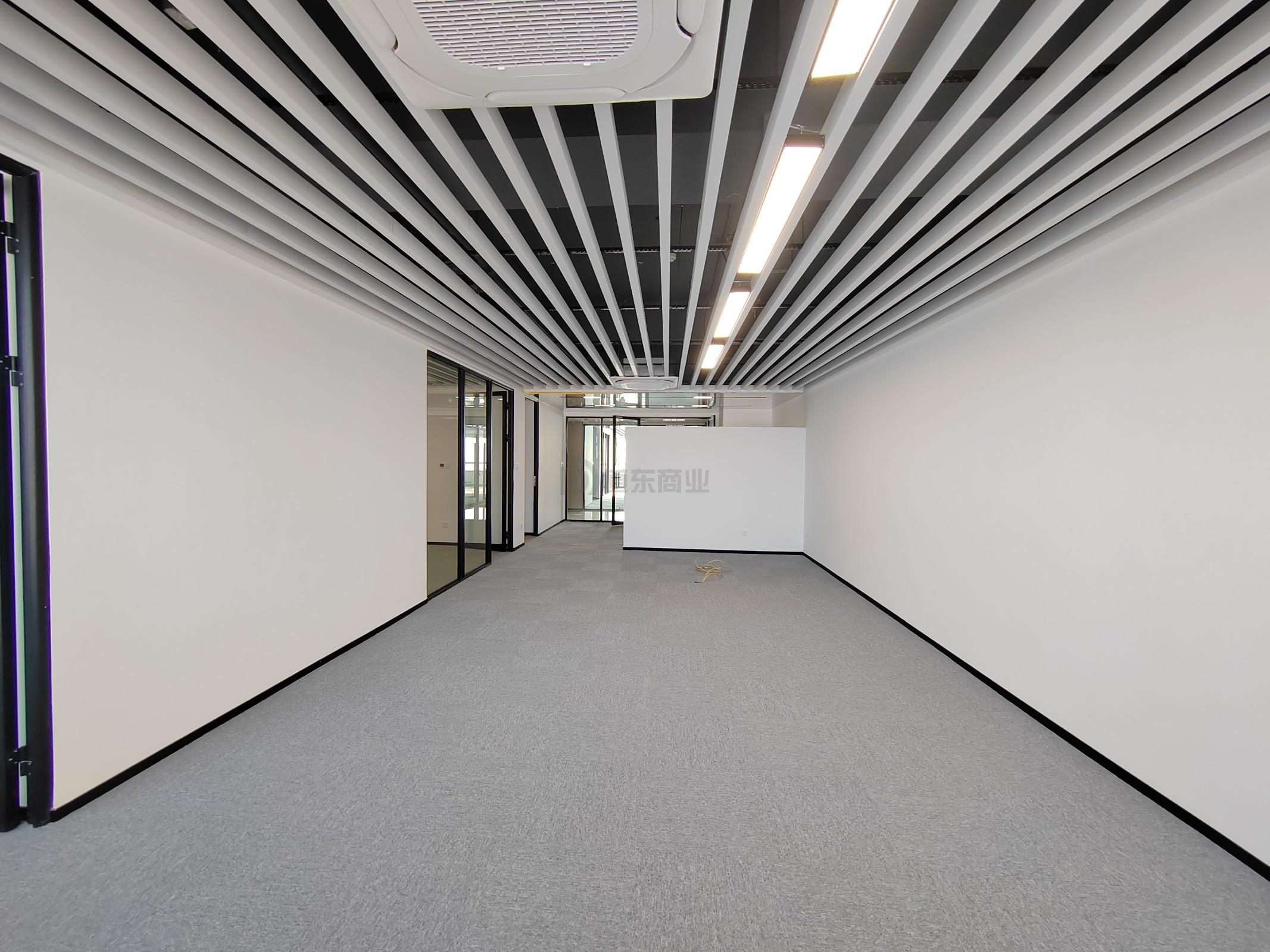 润华国际大厦面积215平