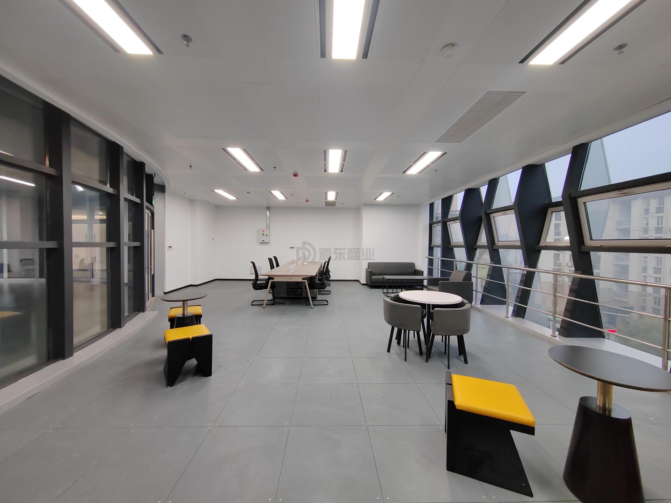 芯享汇136平米办公室出租