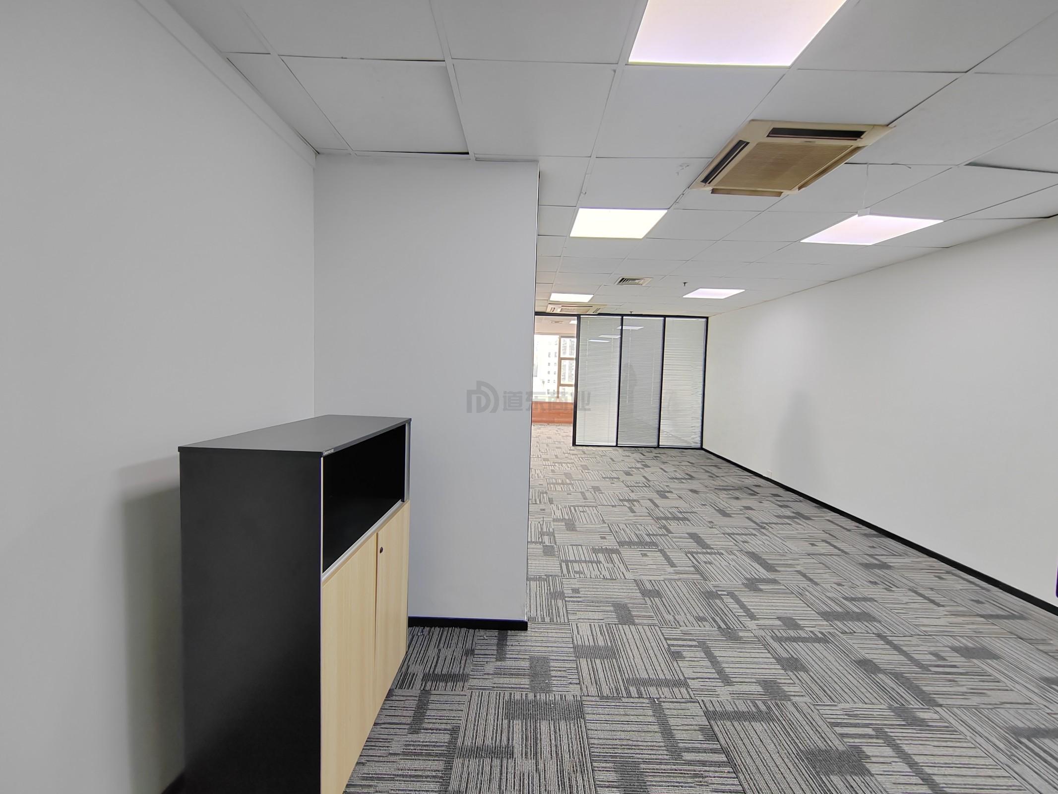 财富大厦面积86平