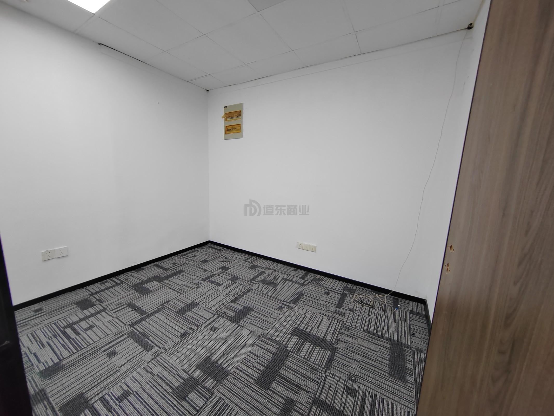 财富大厦面积86平