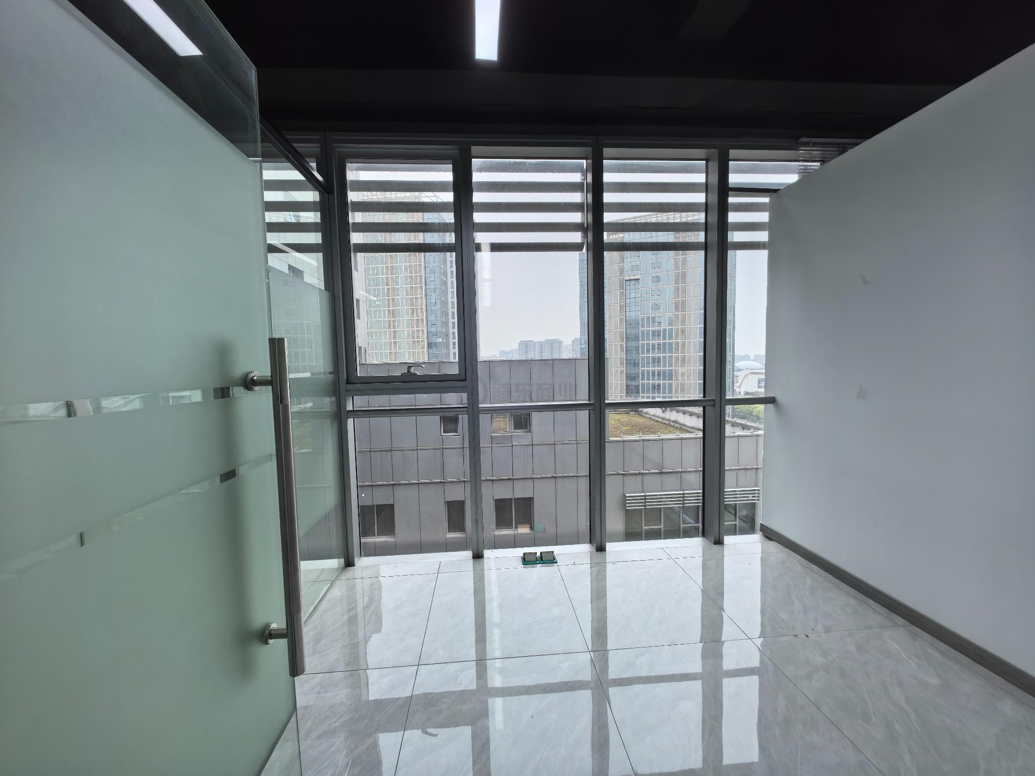 新发汇融广场面积146平